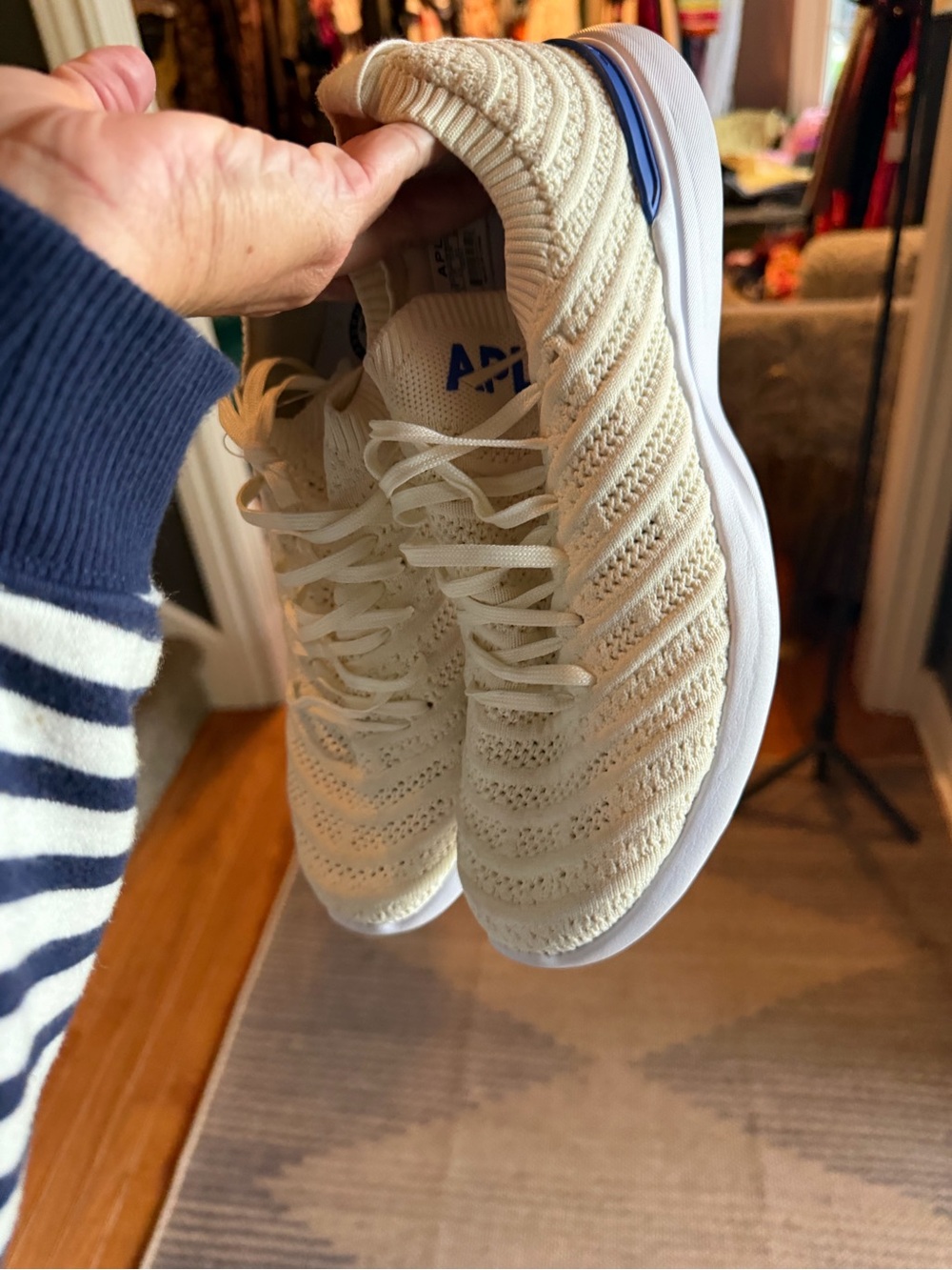APL TechLoom Sneakers White Blue Trim Women’s Size 8 - Picture 8 of 9